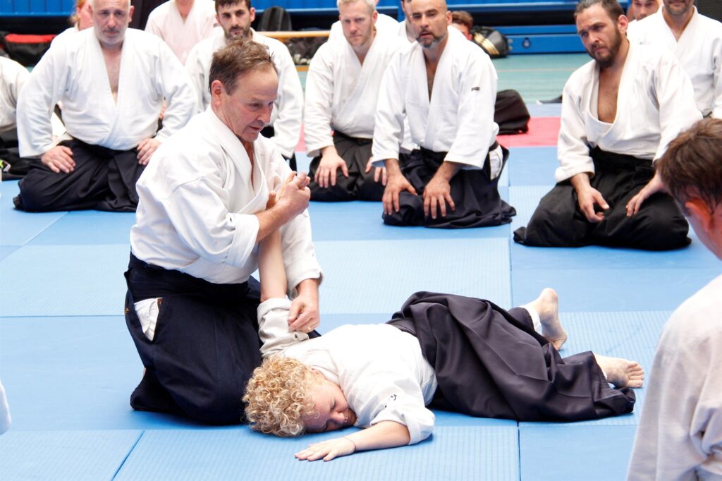 Demostracion de Aikido con Peter y Teresa durante una clase
