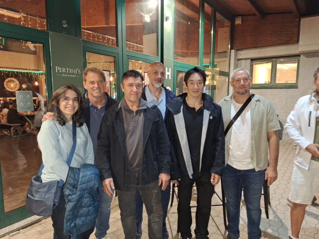 Participantes del curso de Suzuki Shihan reunidos fuera del tatami en Cornaredo, Milán.